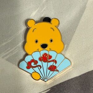 Disney Winnie the Pooh folding fan  pin